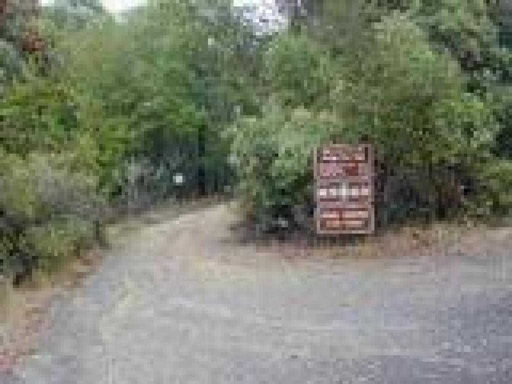 Ridge Trail heads east